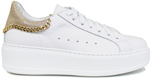 scarpe donna di tendenza sneaker casual eleganti in vera pelle bianca molto morbida con catena dorata e glitter pesca in tinta sul riporto tallone dietro e suola zeppa leggera alta rialzata calzature crown alex catena nf modelli artigianali online 100% made in italy con negozio a civitanova marche collezione moda spedizioni in tutta Italia pagamento alla consegna soletta estraibile per plantare